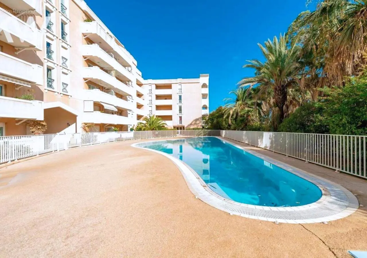 Le Victoria-Centre Ville-Piscine-Parking Prive-Wi-Fi Hyeres Apartment