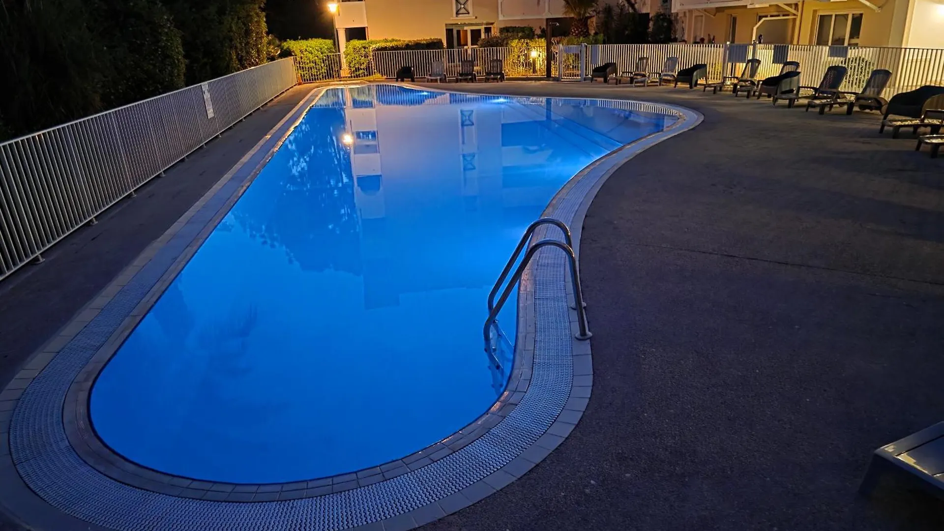 Le Victoria-Centre Ville-Piscine-Parking Prive-Wi-Fi Ιέρ